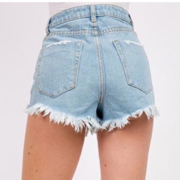 Signature 8 FRAYED DENIM SHORTS frayed hem light wash Small - Picture 2 of 14